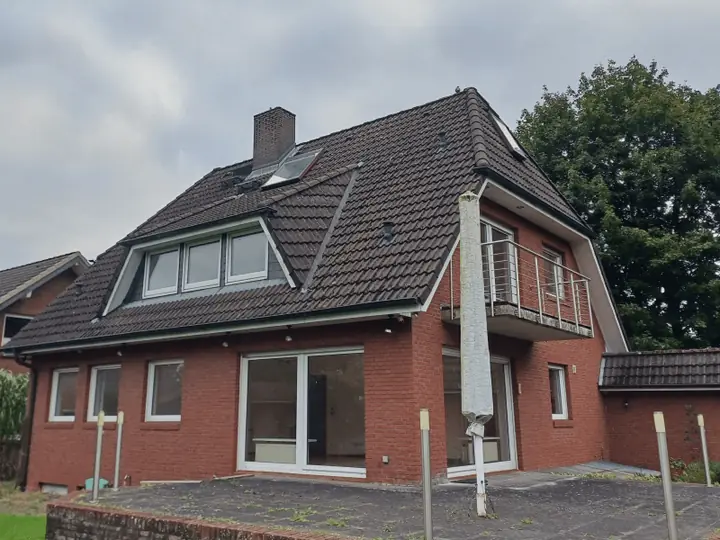 Einfamilienhaus mit verwittertem dunklem Dach vor der Dachbeschichtung