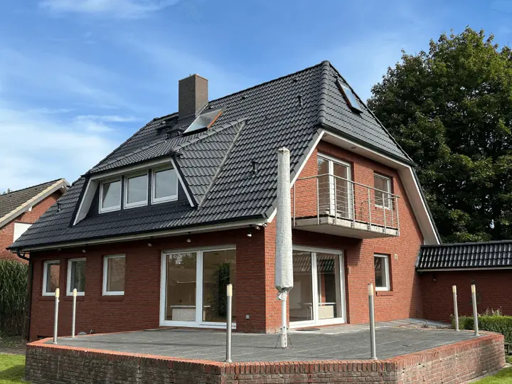 Dasselbe Einfamilienhaus nach der Nano-Dachbeschichtung mit glänzend schwarzem Dach