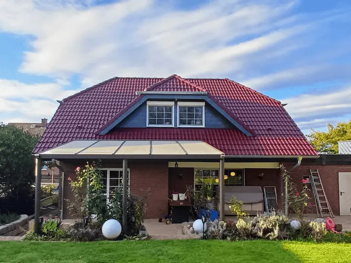 Dasselbe Haus nach der Dachbeschichtung mit neuem rotem Dach